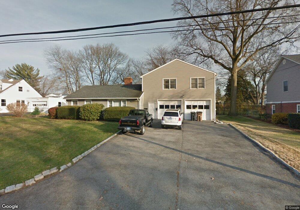 136 Soundview Ct, Stamford, CT 06902 - photo 1