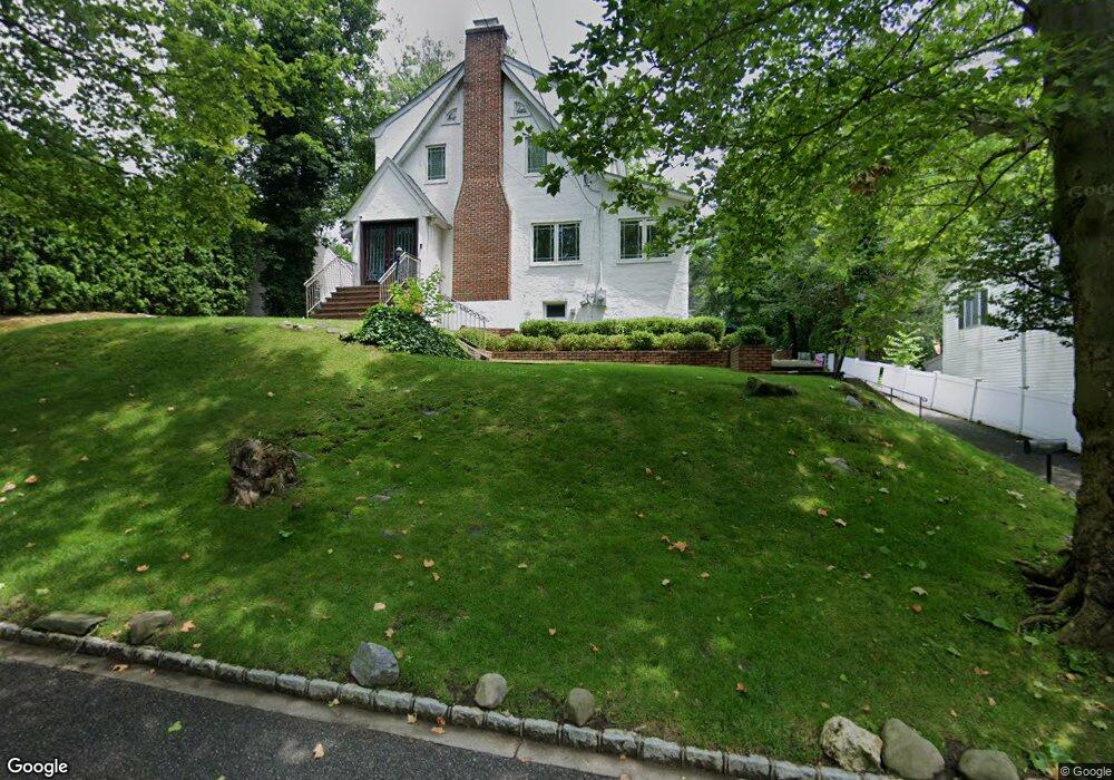 87 Hampshire Rd, Great Neck, NY 11023 - photo 1