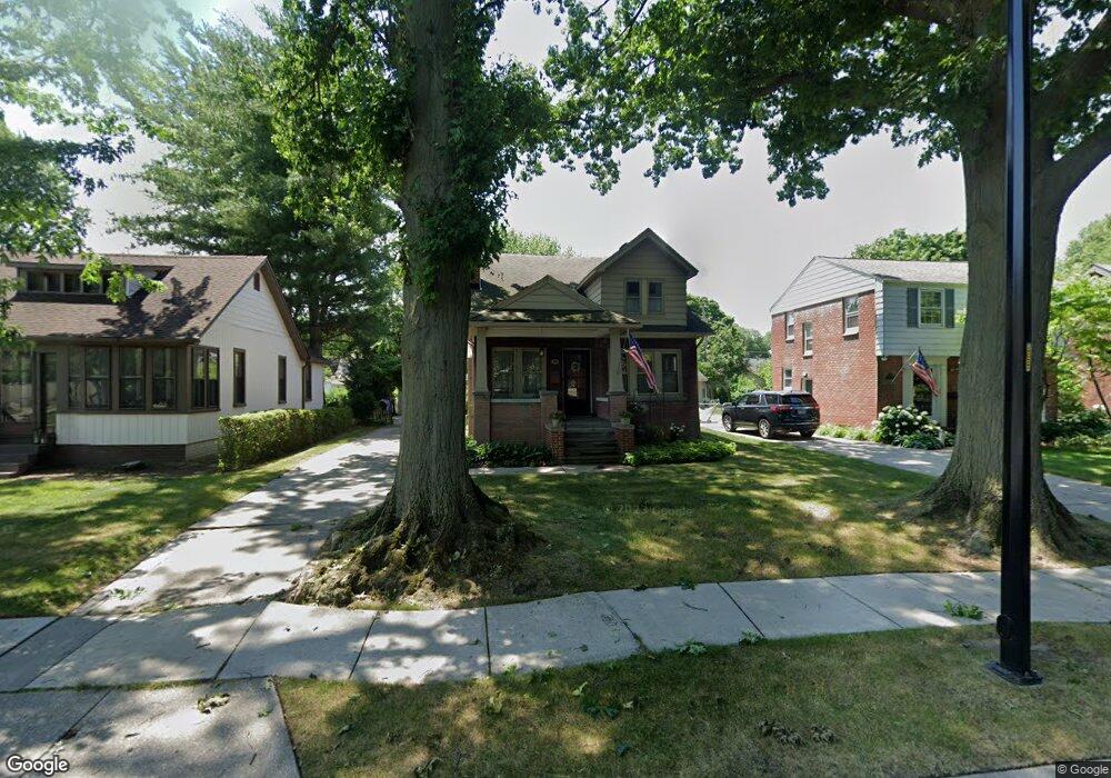 325 Hillcrest Ave, Grosse Pointe Farms, MI 48236 - photo 1