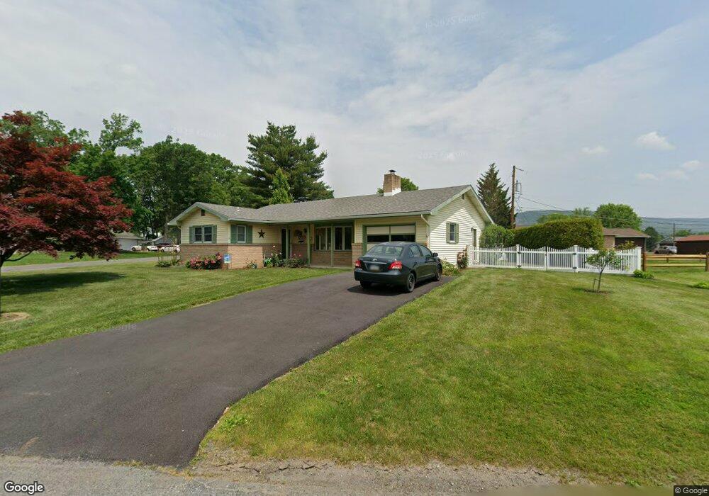 1060 Deer Run Ln, Slatington, PA 18080 - photo 1
