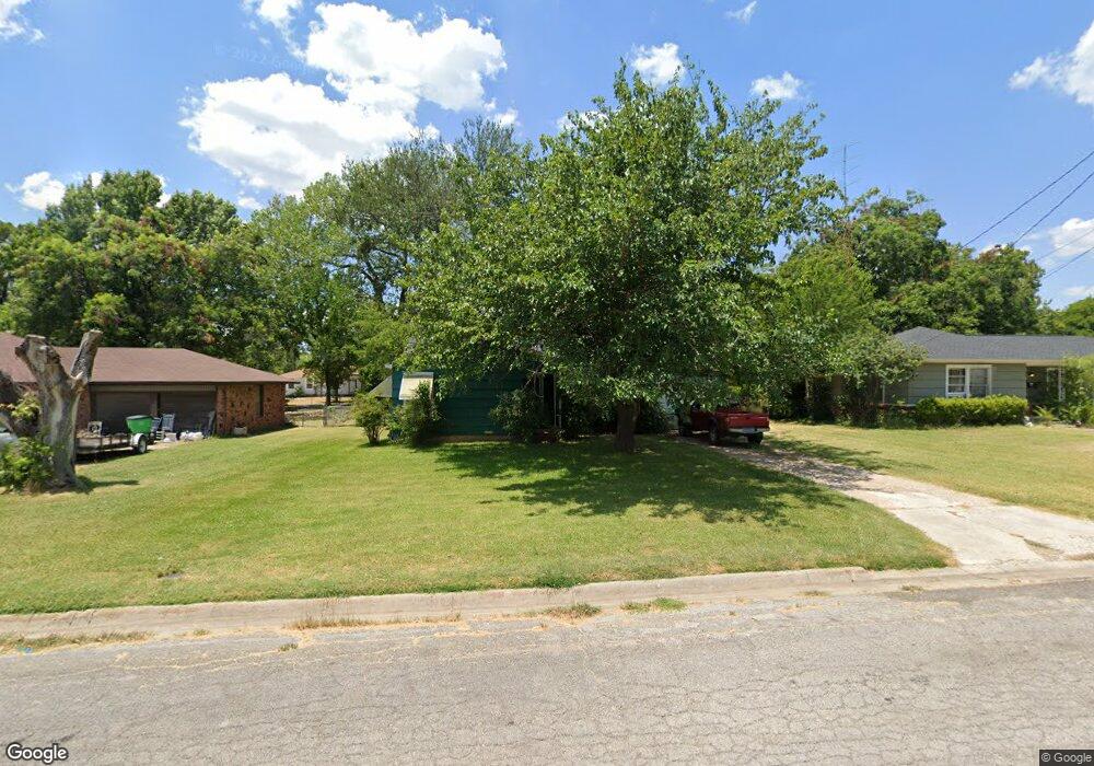 1211 N Howeth St, Gainesville, TX 76240 - photo 1