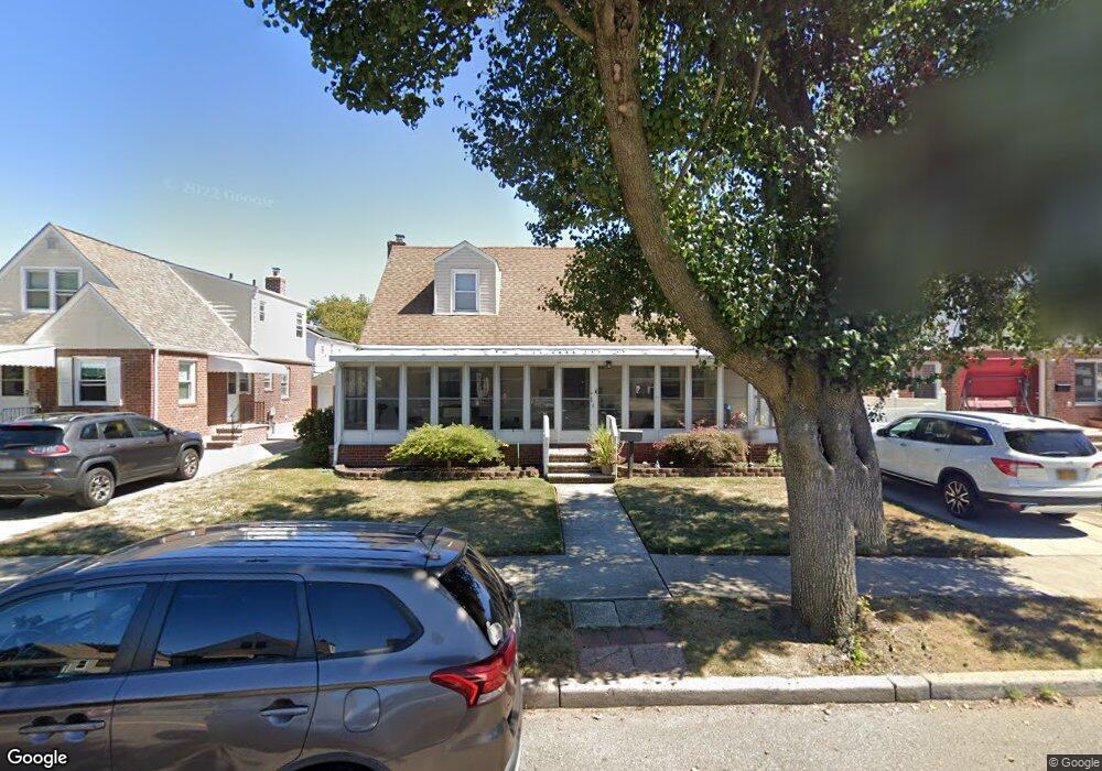 8249 267th St, Glen Oaks, NY 11004 - photo 1