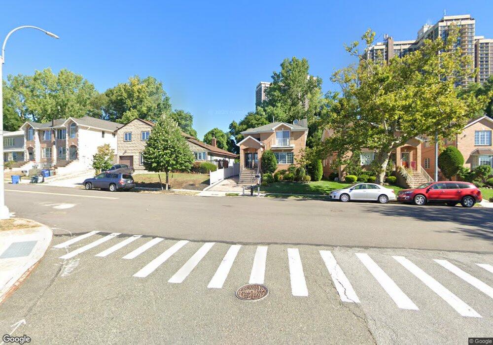 7029 267th St, Glen Oaks, NY 11004 - photo 1