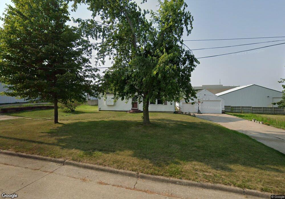 103 Fisher St, Hiawatha, IA 52233 - photo 1