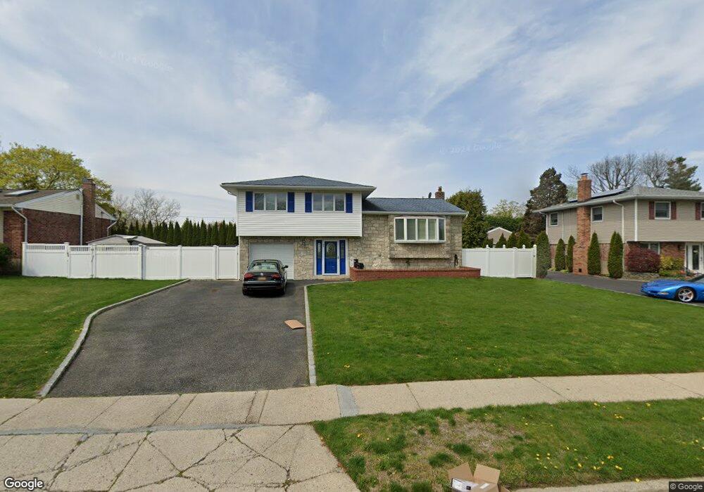 21 Hayrick Ln, ComMacK, NY 11725 - photo 1