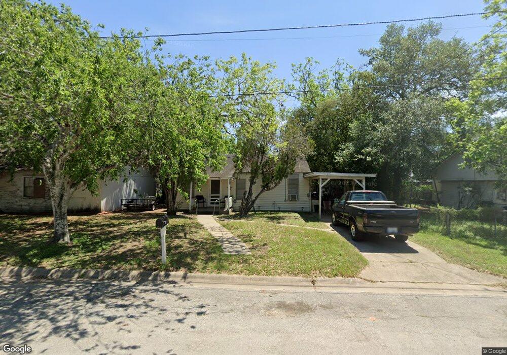 706 E Lott St, Beeville, TX 78102 - photo 1