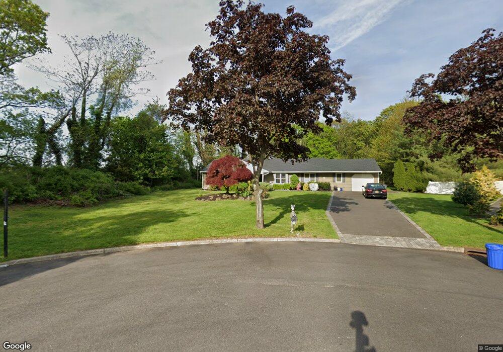 27 Pinetree Ct, ComMacK, NY 11725 - photo 1