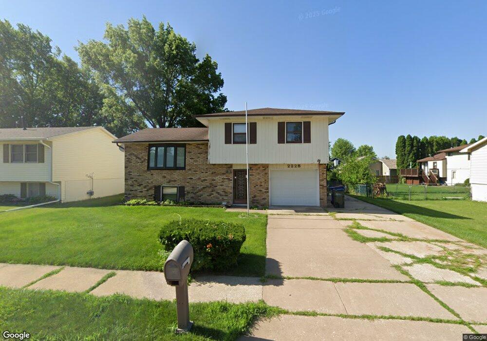 2225 W 45th St, Davenport, IA 52806 - photo 1