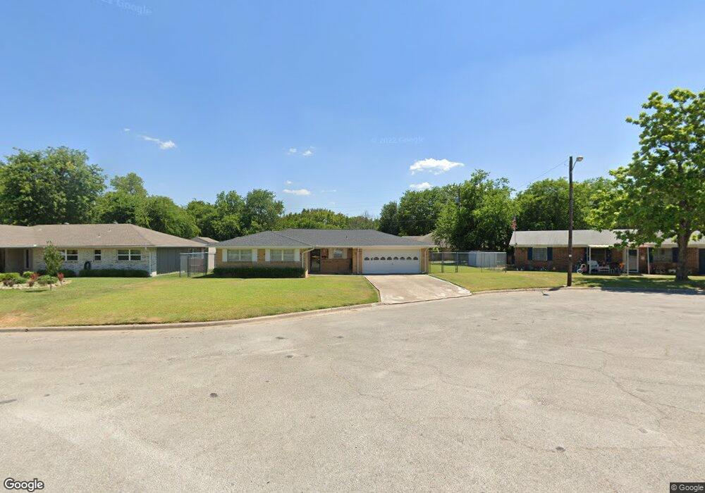 1704 Dover Dr, Gainesville, TX 76240 - photo 1