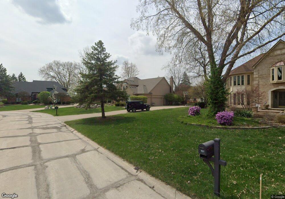 1034 Clear Point Ct, Bloomfield Hills, MI 48304 - photo 1