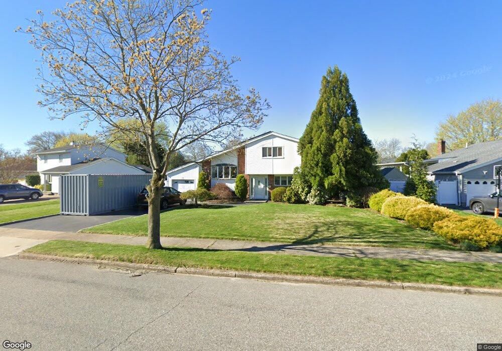 56 Pawnee Dr, ComMacK, NY 11725 - photo 1