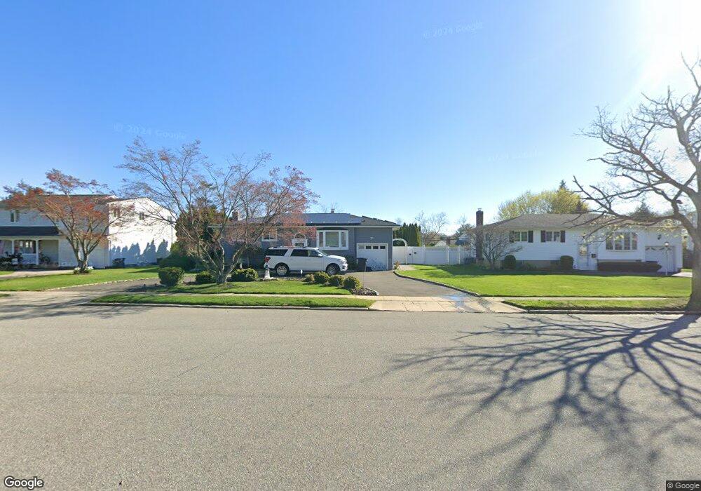 71 Pawnee Dr, ComMacK, NY 11725 - photo 1