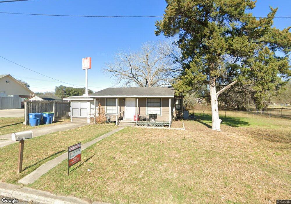 201 E Bates St, Beeville, TX 78102 - photo 1