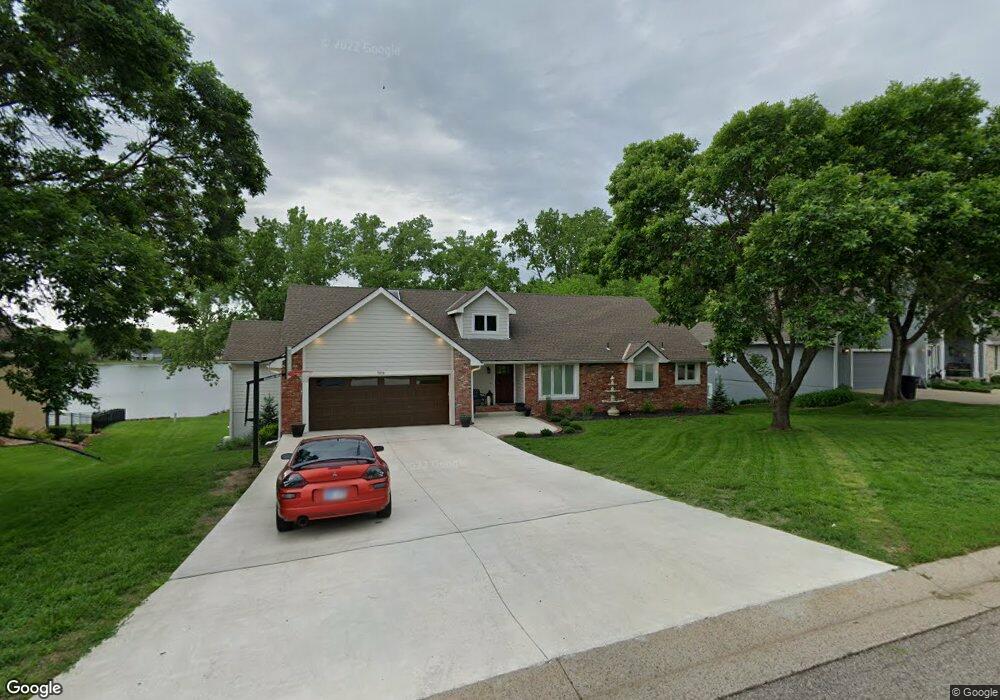 7310 SW Robins Dr, Topeka, KS 66610 - photo 1