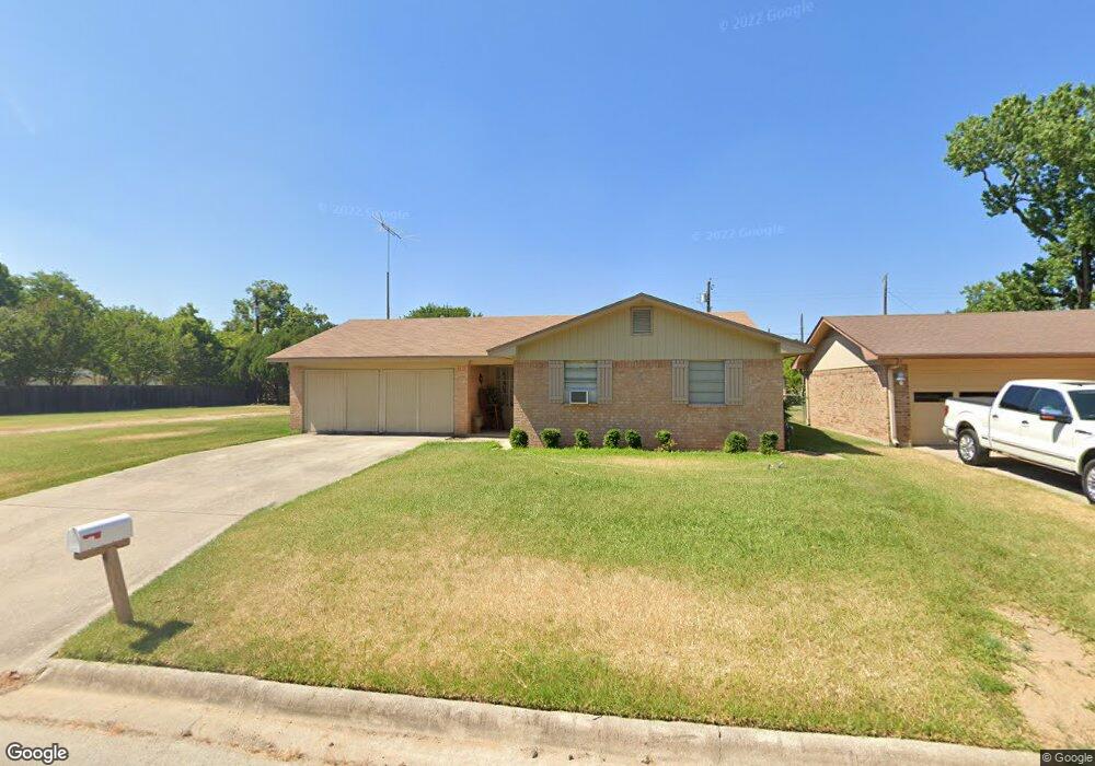 1405 Lynwood St, Gainesville, TX 76240 - photo 1