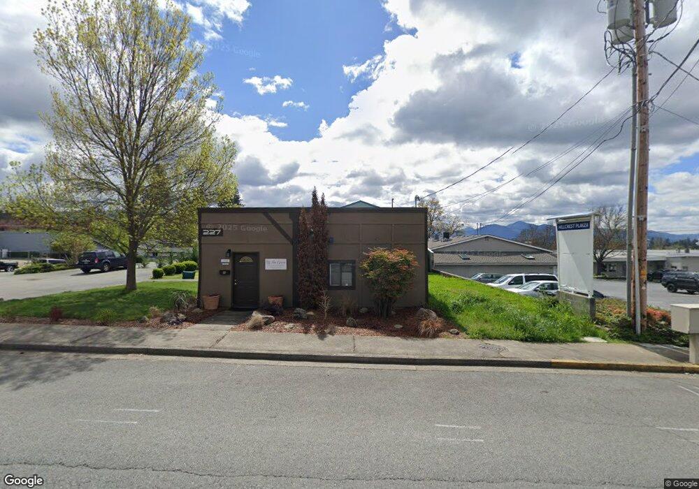 227 NE Hillcrest Dr, Grants Pass, OR 97526 - photo 1