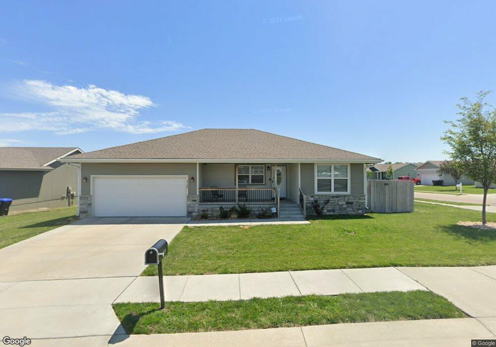 4320 SE Oakleaf Dr, Topeka, KS 66609 - photo 1