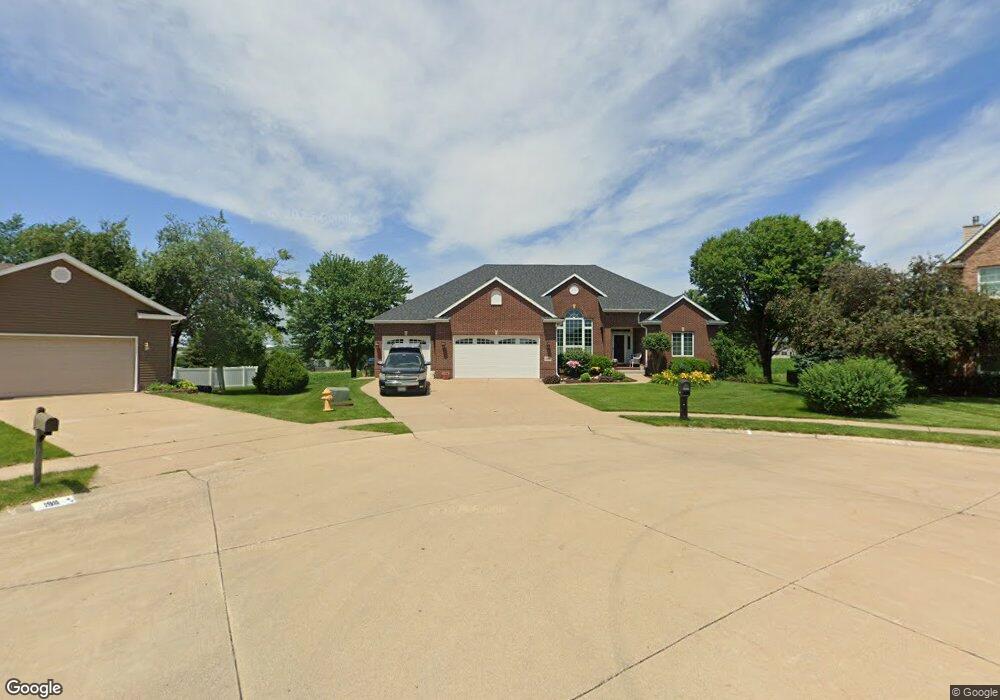 1910 E 48th Ct, Davenport, IA 52807 - photo 1