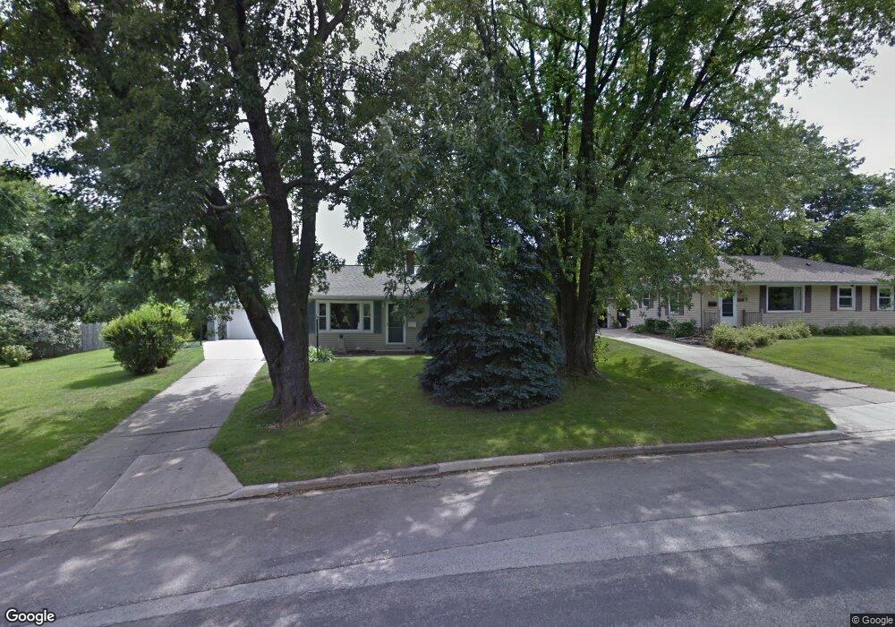 N92W16909 Forest Dr, Menomonee Falls, WI 53051 - photo 1