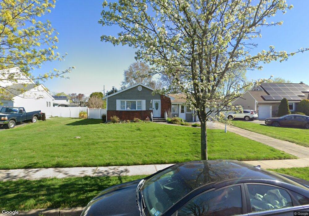 35 Starlight Dr, ComMacK, NY 11725 - photo 1