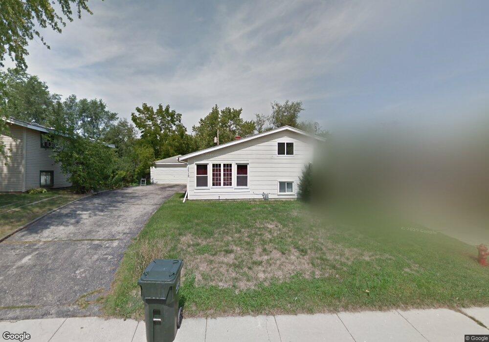 1712 Queens Ct, Carpentersville, IL 60110 - photo 1