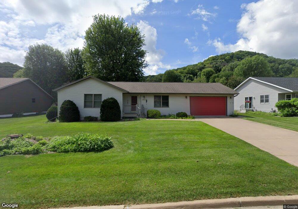 913 Jonathan Ln, La Crescent, MN 55947 - photo 1