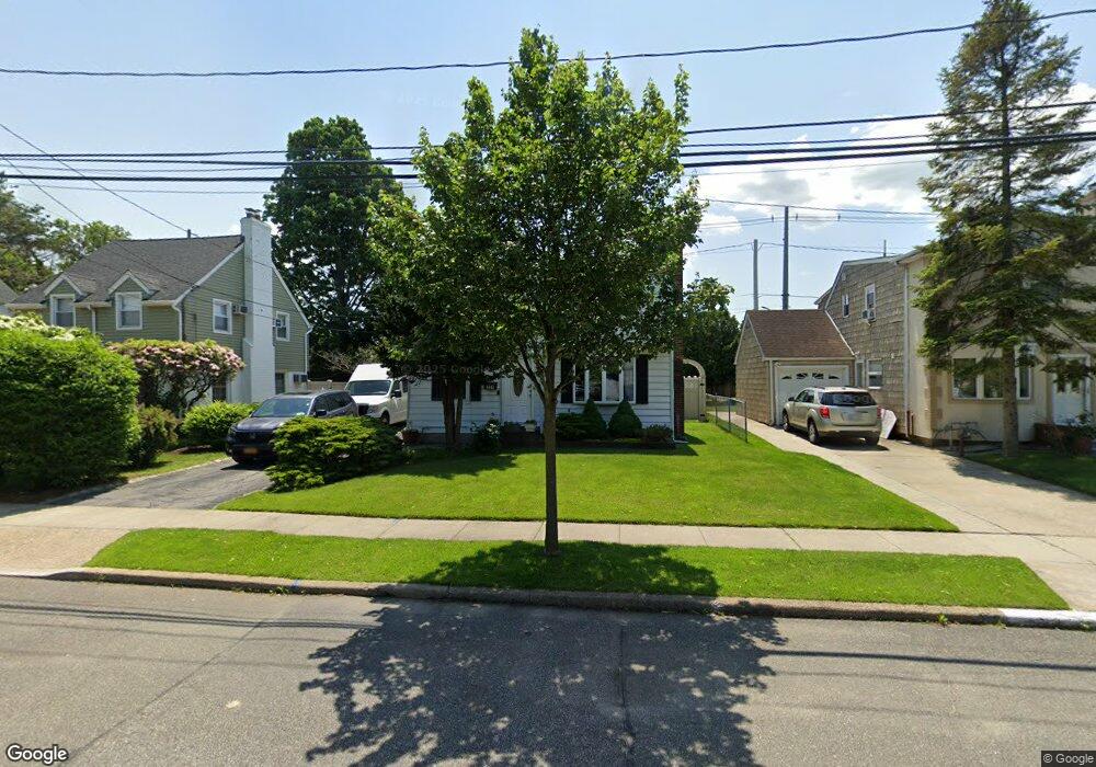 321 De Mott St, Mineola, NY 11501 - photo 1
