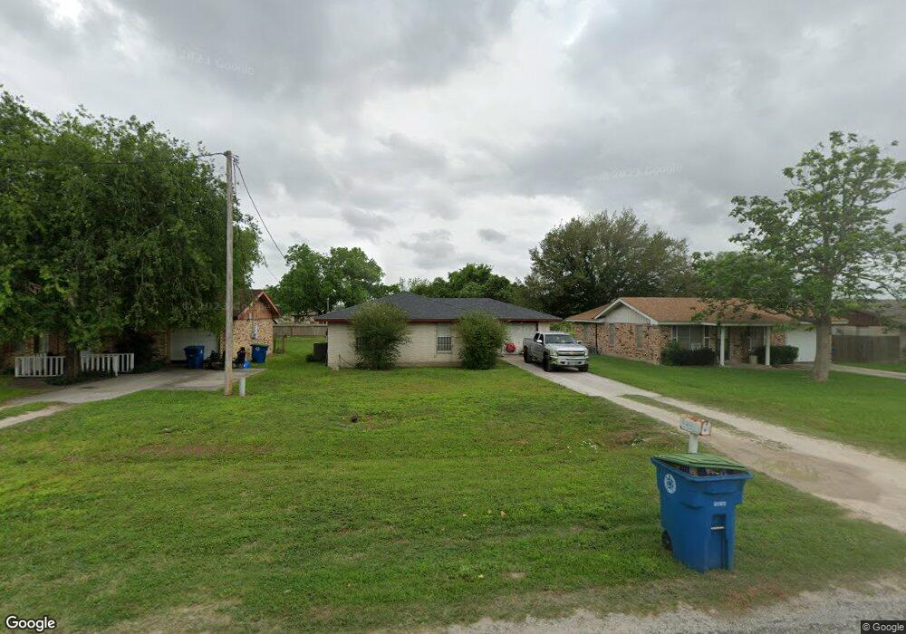 1207 W Hutchinson St, Beeville, TX 78102 - photo 1