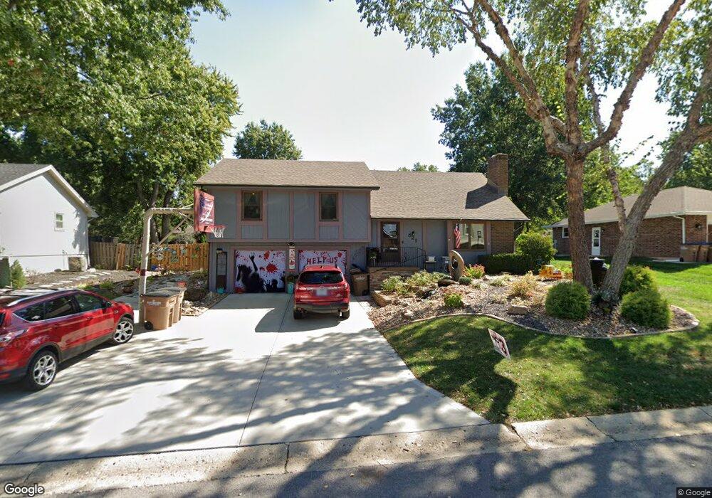 521 N Jefferson St, Raymore, MO 64083 - photo 1