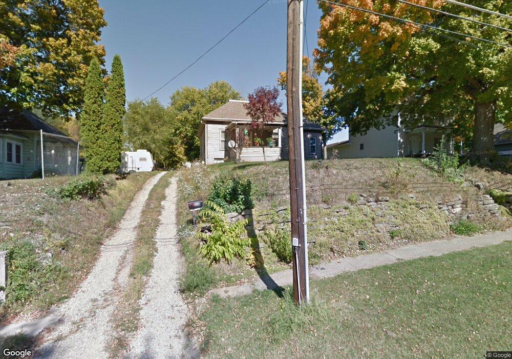 208 N 9th Ave W, Newton, IA 50208 - photo 1