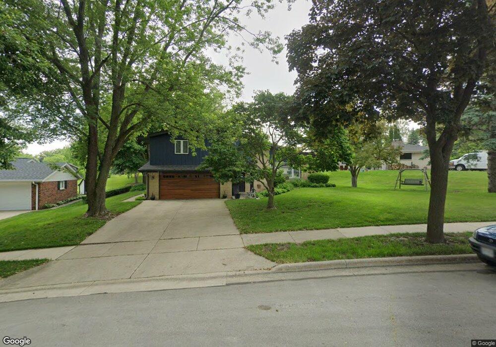 1920 Sunnyside Dr, Waukesha, WI 53186 - photo 1