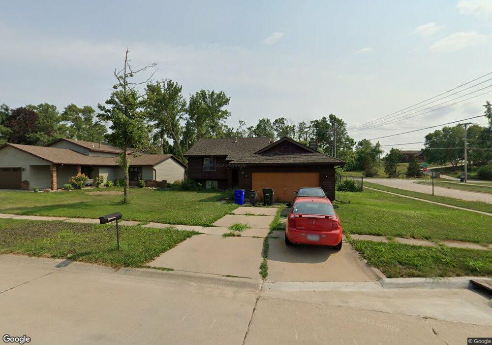 3525 Raven Ln NE, Cedar Rapids, IA 52402 - photo 1