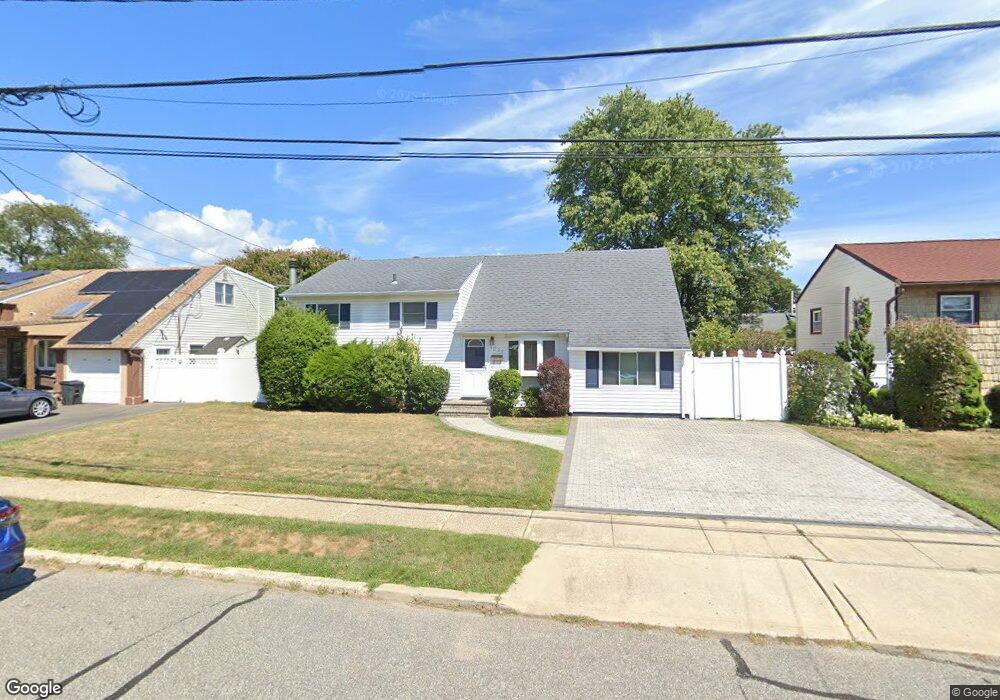 1025 N Monroe Ave, Lindenhurst, NY 11757 - photo 1