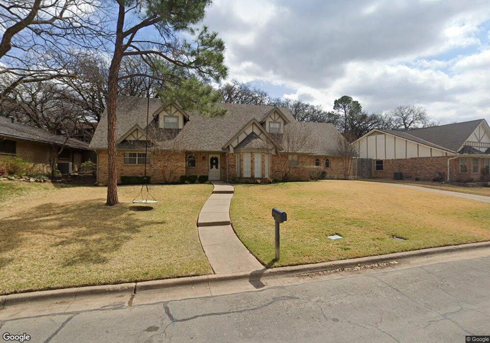 1021 Loch Lomond Dr, Arlington, TX 76012 - photo 1