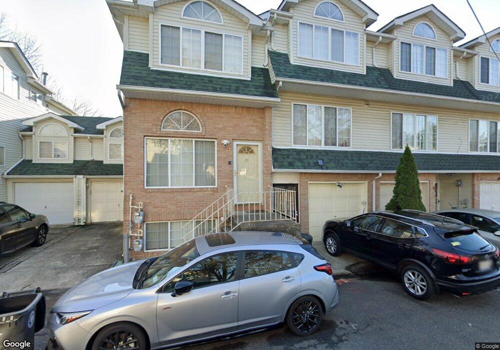 21 Woodcutters Ln, Staten Island, NY 10306 - photo 1