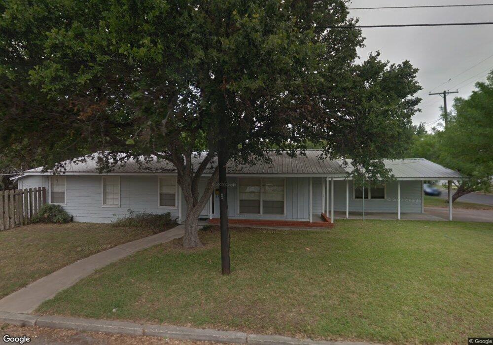 905 N Harrison St, Beeville, TX 78102 - photo 1