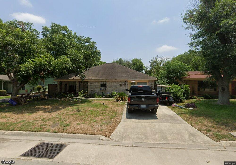 1015 E Weinert St, Seguin, TX 78155 - photo 1