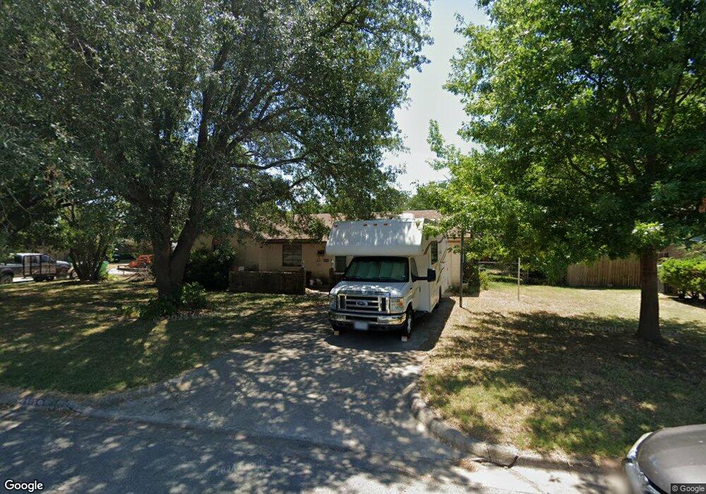 909 Kent Dr, Gainesville, TX 76240 - photo 1