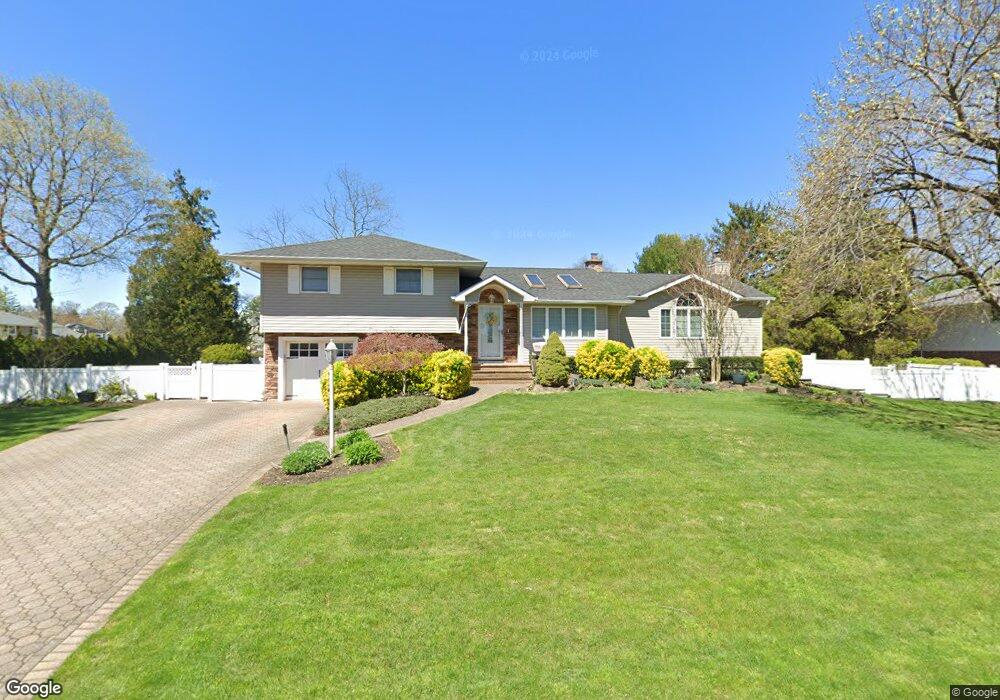 31 Crabapple Ln, ComMacK, NY 11725 - photo 1