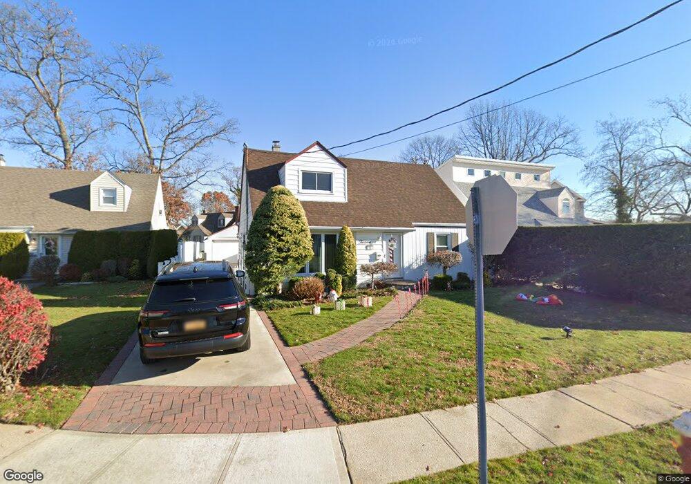 13 Pine Ln, Valley Stream, NY 11581 - photo 1