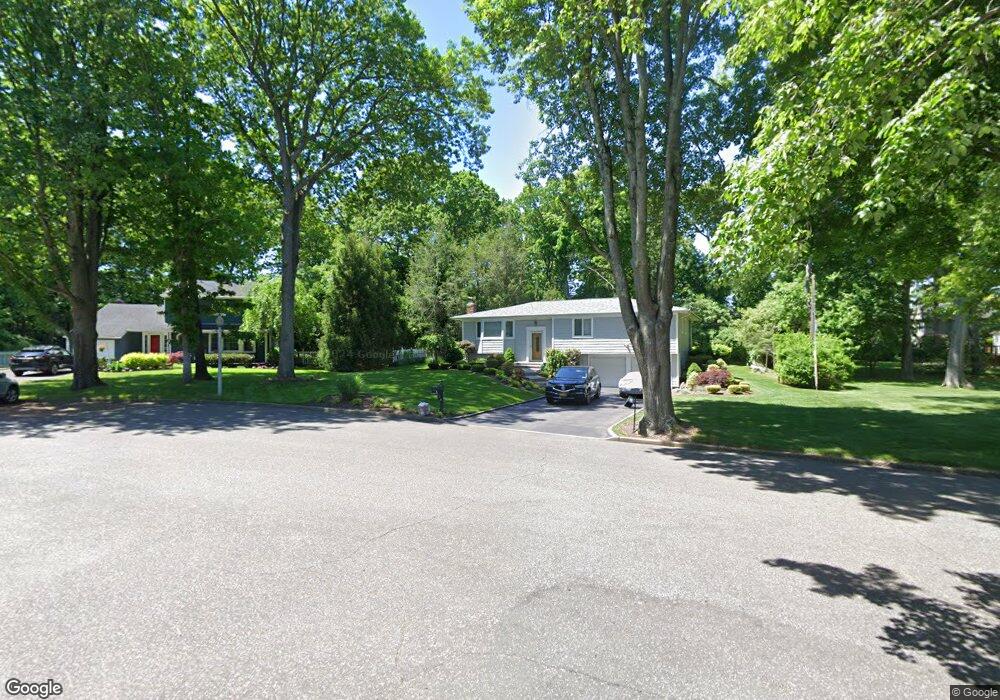 11 Finch Ct, ComMacK, NY 11725 - photo 1