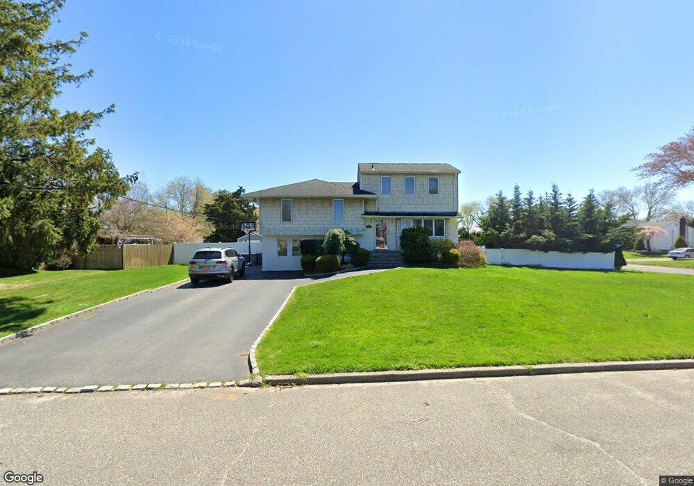 24 Crabapple Ln, ComMacK, NY 11725 - photo 1