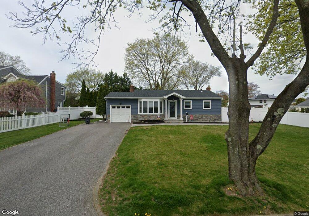 10 Grendon Ln, ComMacK, NY 11725 - photo 1