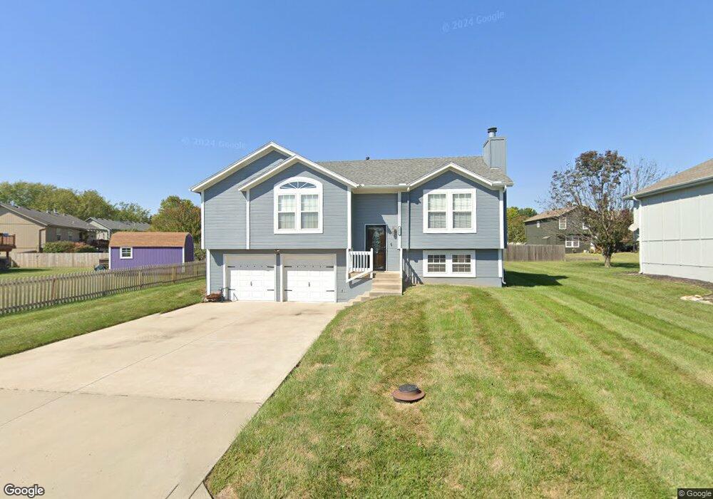 402 N Crest Dr, Raymore, MO 64083 - photo 1