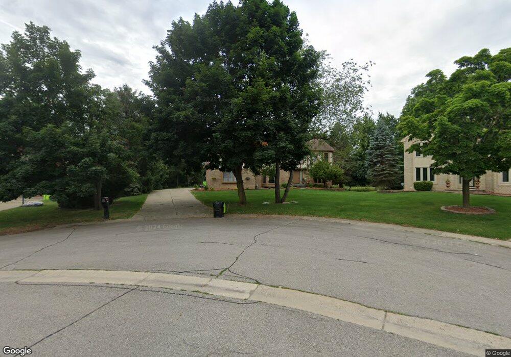 5092 W Pond Cir, West Bloomfield, MI 48323 - photo 1