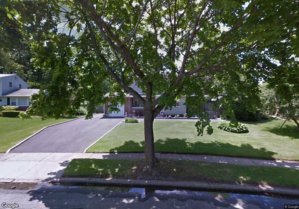 18 Abbey Dr, ComMacK, NY 11725 - photo 1