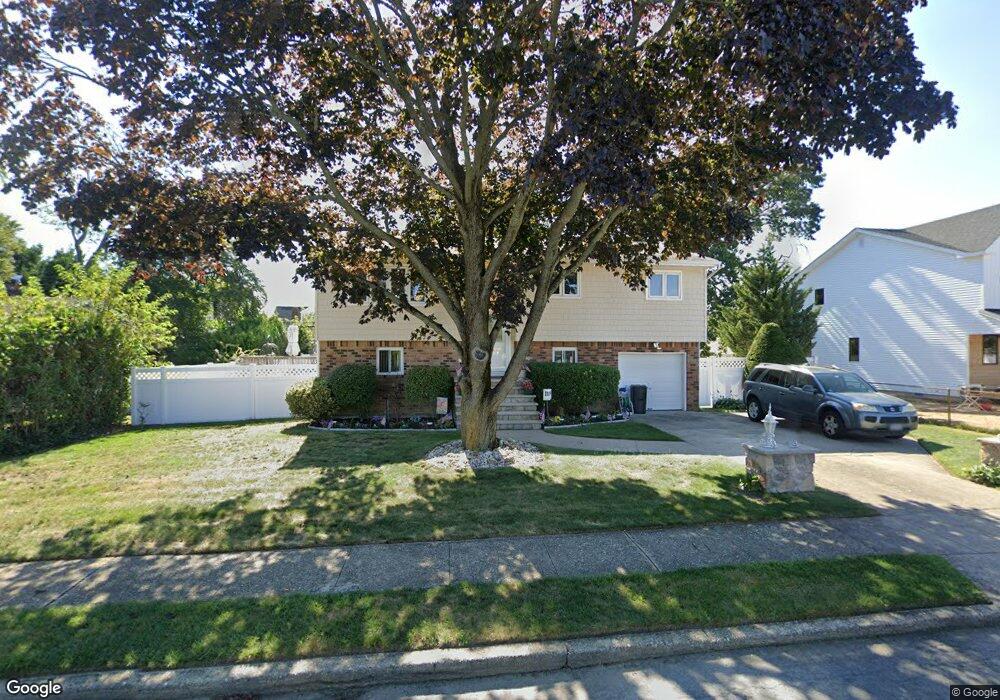 119 Riviera Pkwy, Lindenhurst, NY 11757 - photo 1