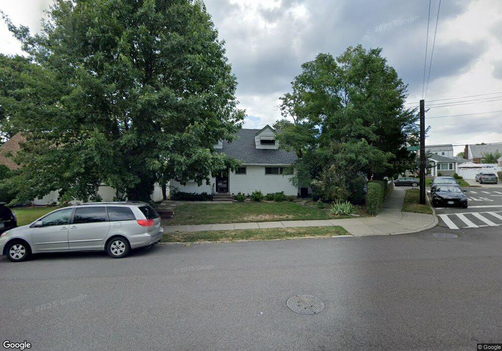 2712 Bayside Ln, Flushing, NY 11358 - photo 1