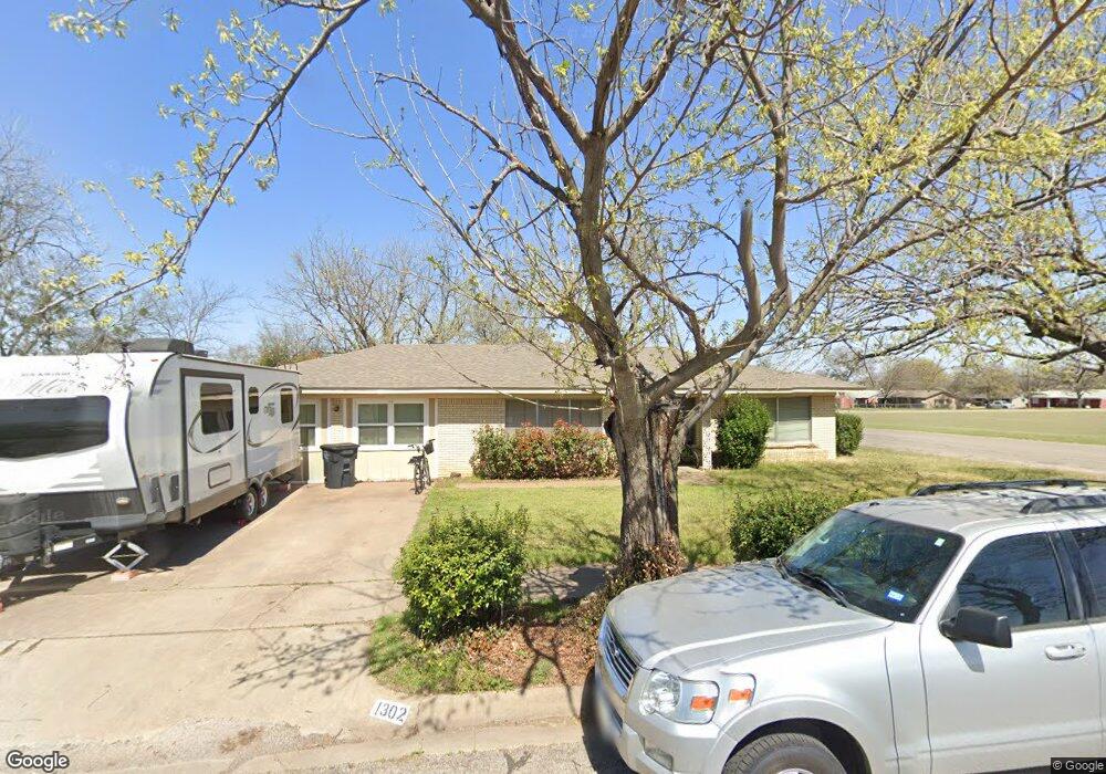 1302 Manor Dr, Cleburne, TX 76033 - photo 1