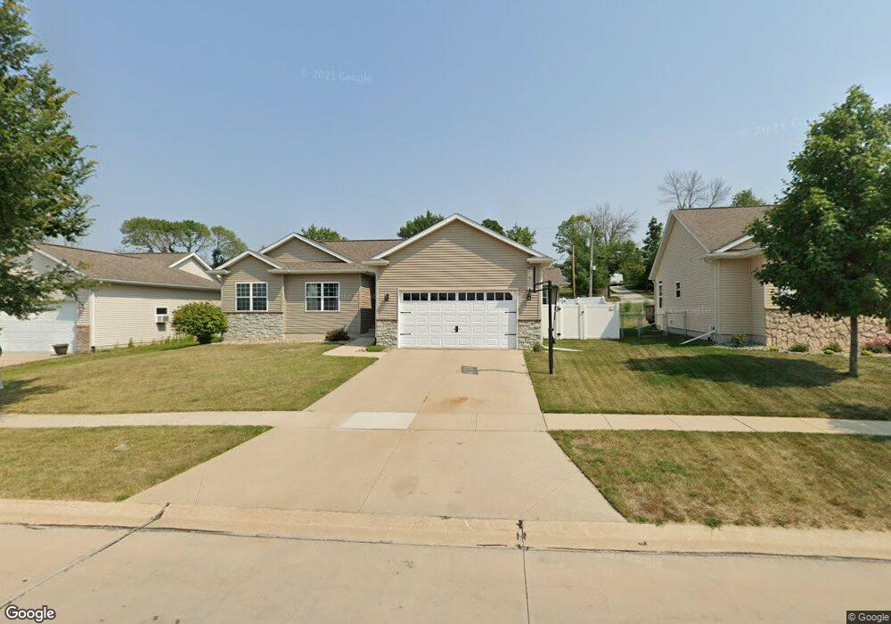 1617 Wolf Dr NW, Cedar Rapids, IA 52405 - photo 1